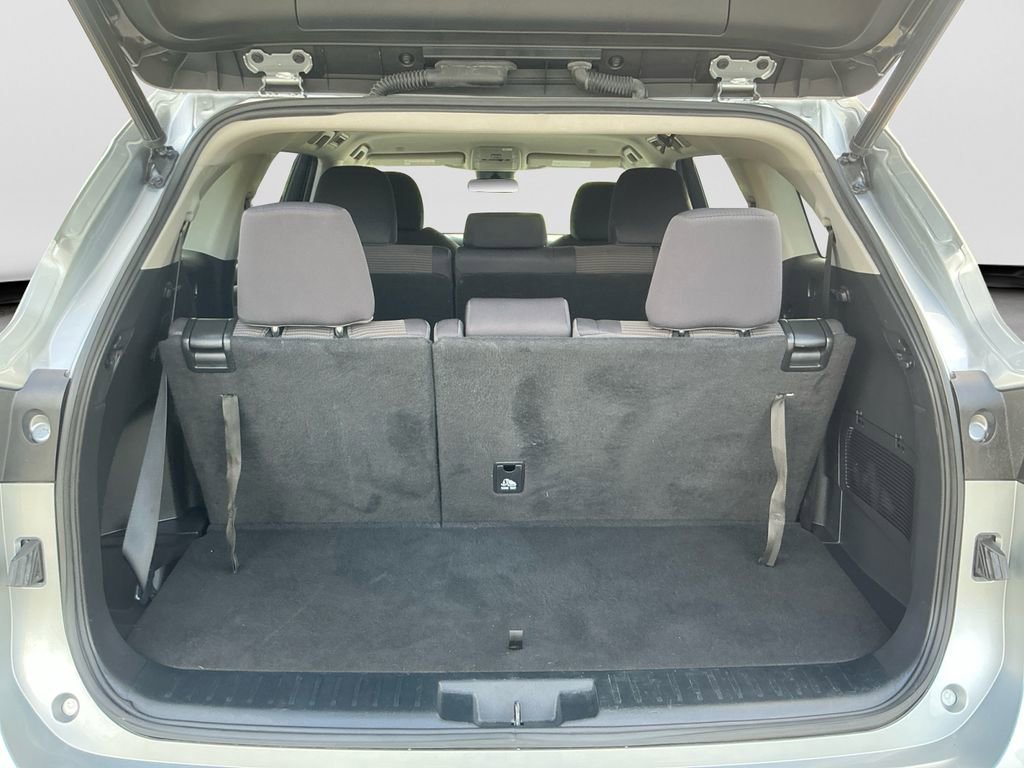 Used 2023 Toyota Highlander LE FWD image 17