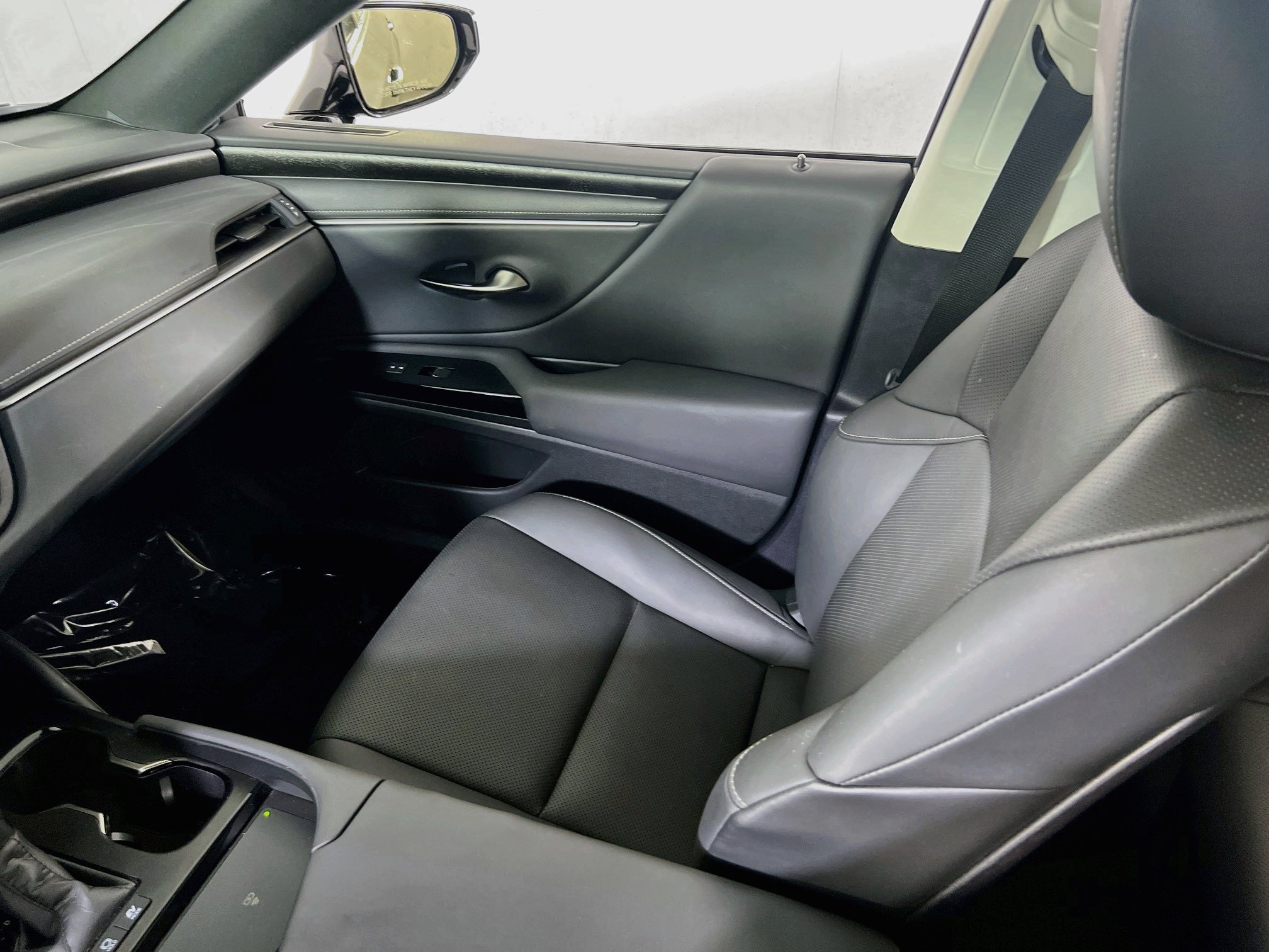 Used 2024 Lexus ES 300h w/ Premium Package FWD image 24