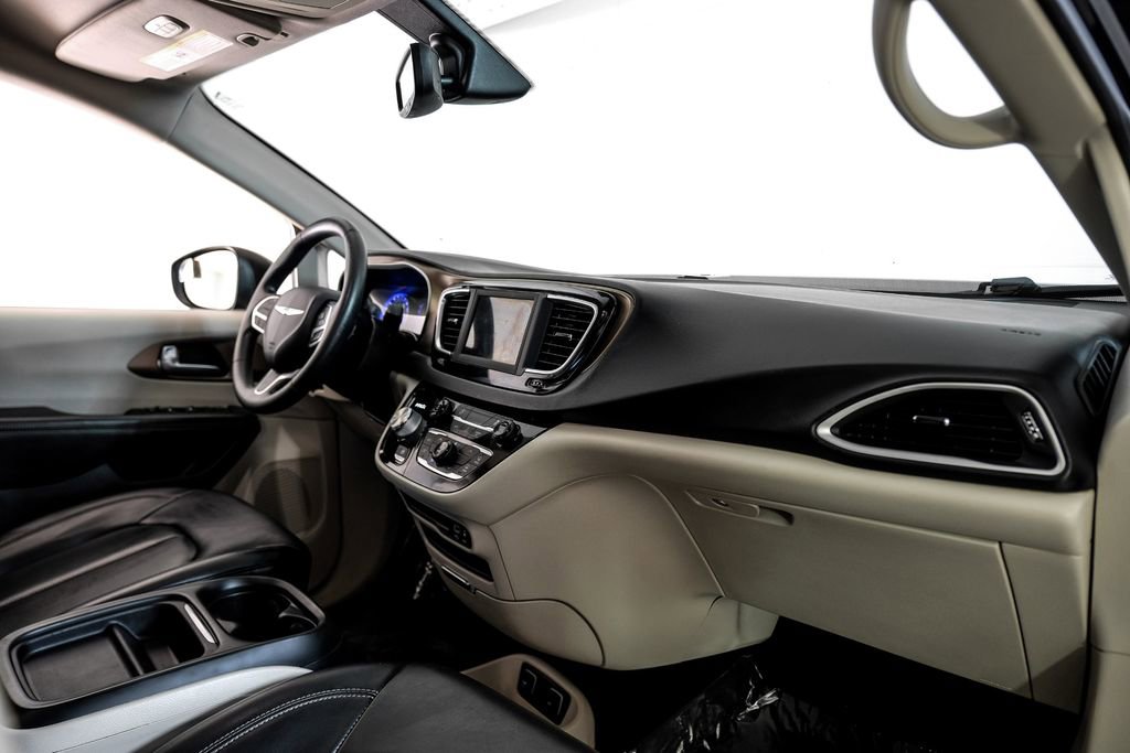 Used 2020 Chrysler Voyager Lxi image 9