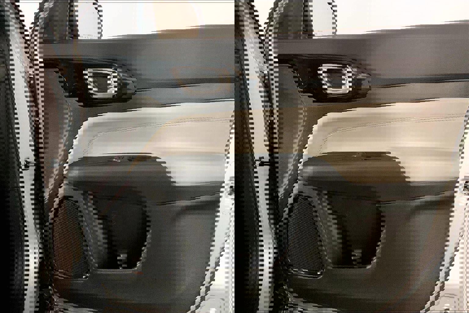 Used 2025 Jeep Compass Limited image 25