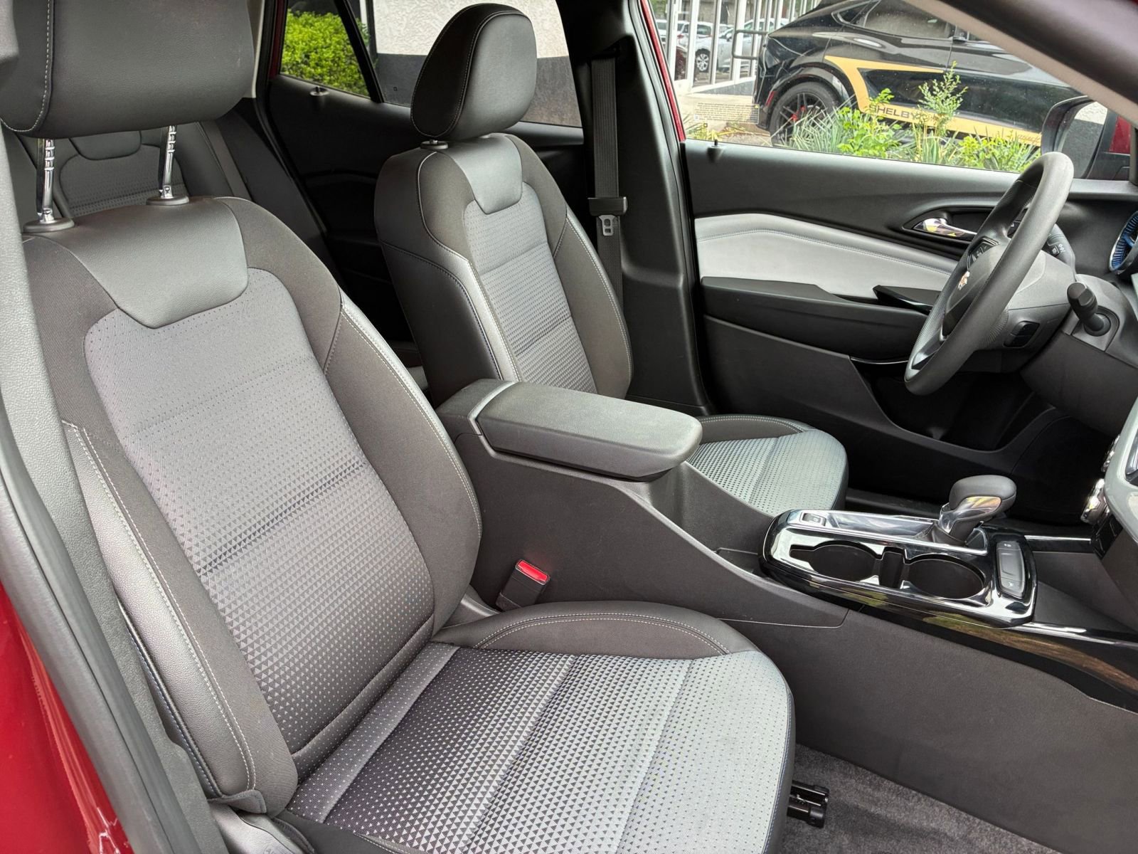 Used 2025 Chevrolet Trax LT FWD image 35