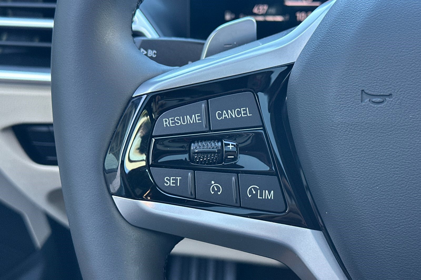 Used 2025 BMW 330i Sedan w/ Premium Package image 30