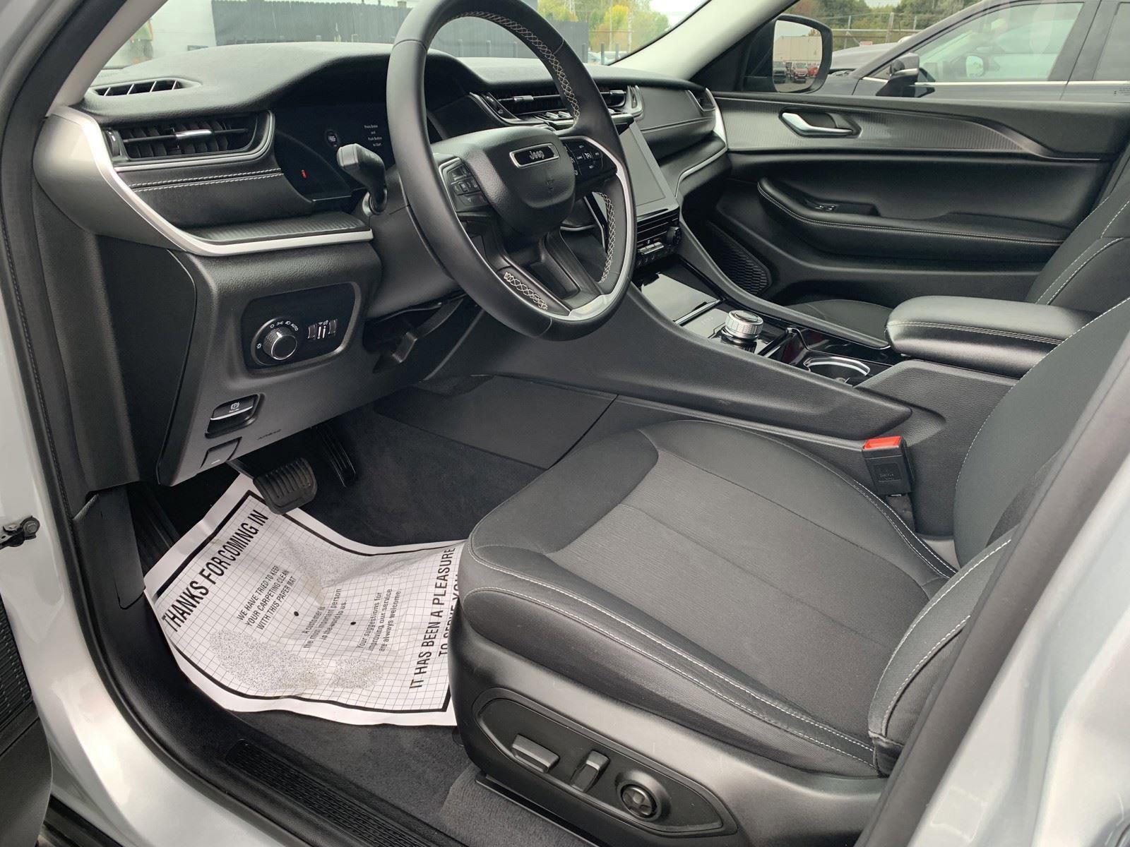 Used 2023 Jeep Grand Cherokee Laredo X image 14