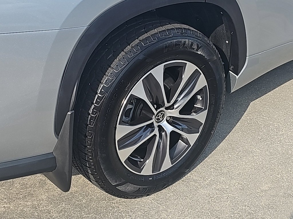 Used 2022 Toyota Highlander XLE image 9