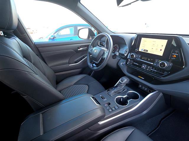Used 2023 Toyota Highlander XSE FWD image 16