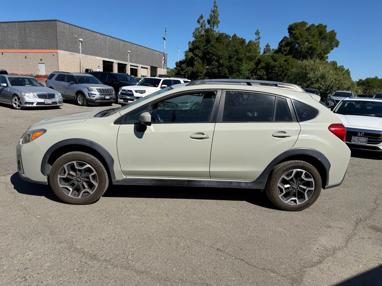Used 2017 Subaru Crosstrek 2.0i Premium AWD/4WD image 2