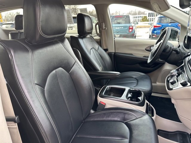 Used 2024 Chrysler Pacifica Touring-L image 14