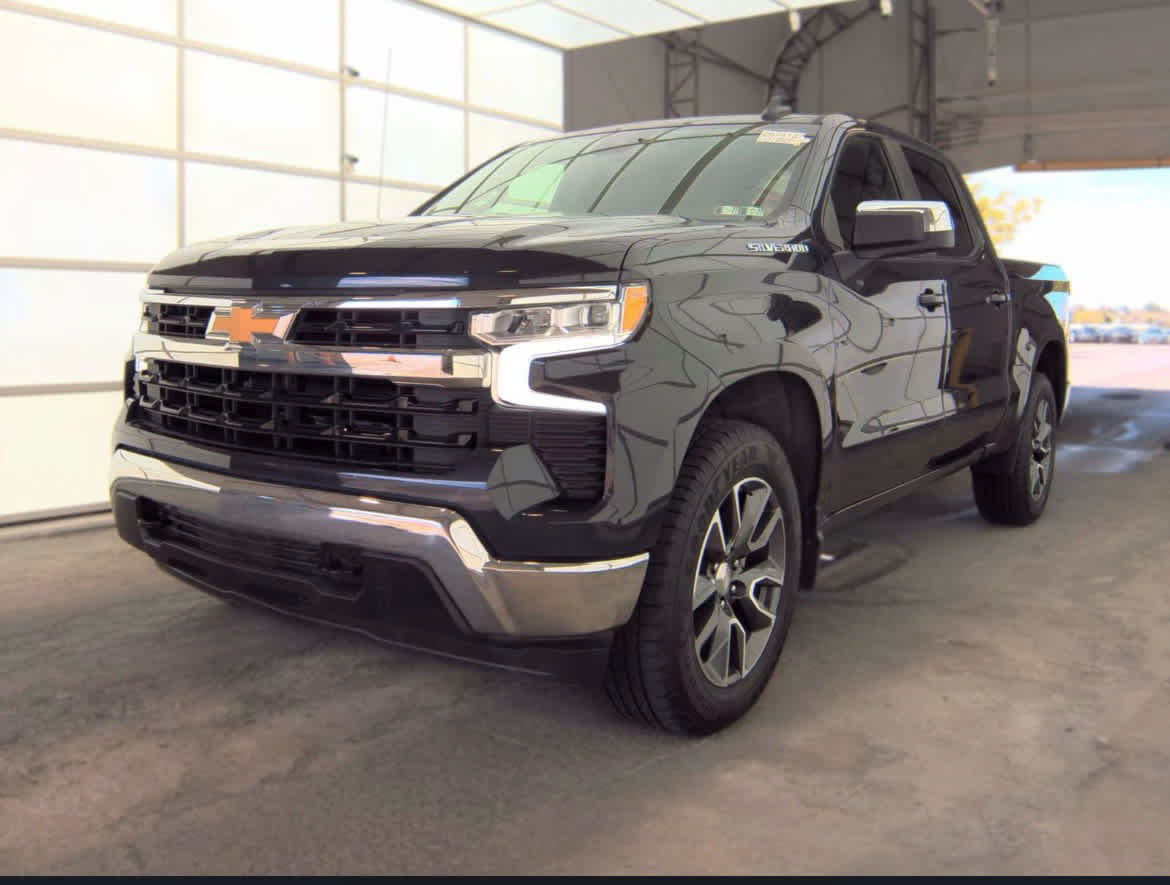 Used 2024 Chevrolet Silverado 1500 LT AWD/4WD image 2