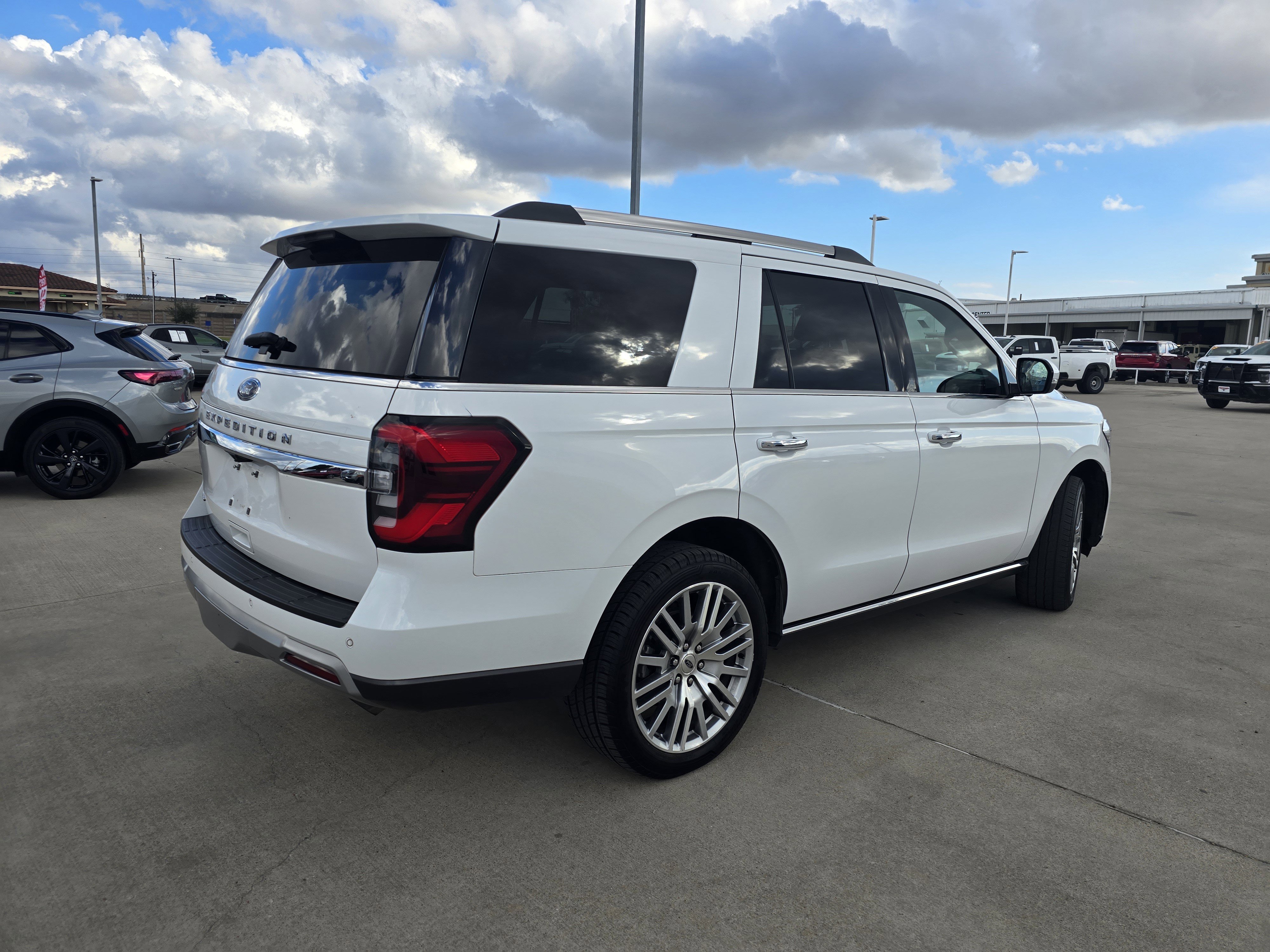 Used 2024 Ford Expedition Limited image 3