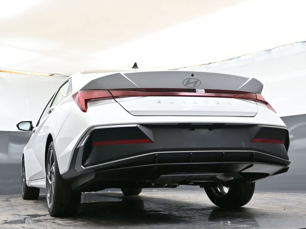 Certified 2025 Hyundai Elantra SEL image 31