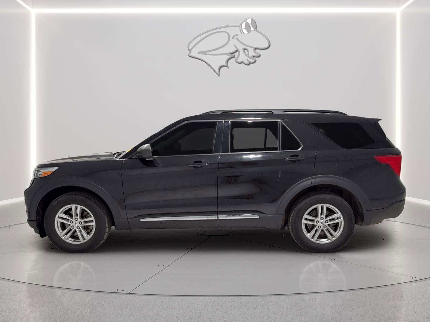 Used 2023 Ford Explorer XLT image 3