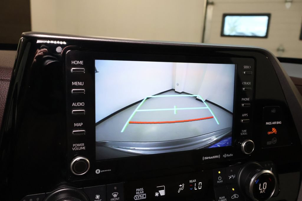 Used 2021 Toyota Highlander XLE AWD/4WD image 30