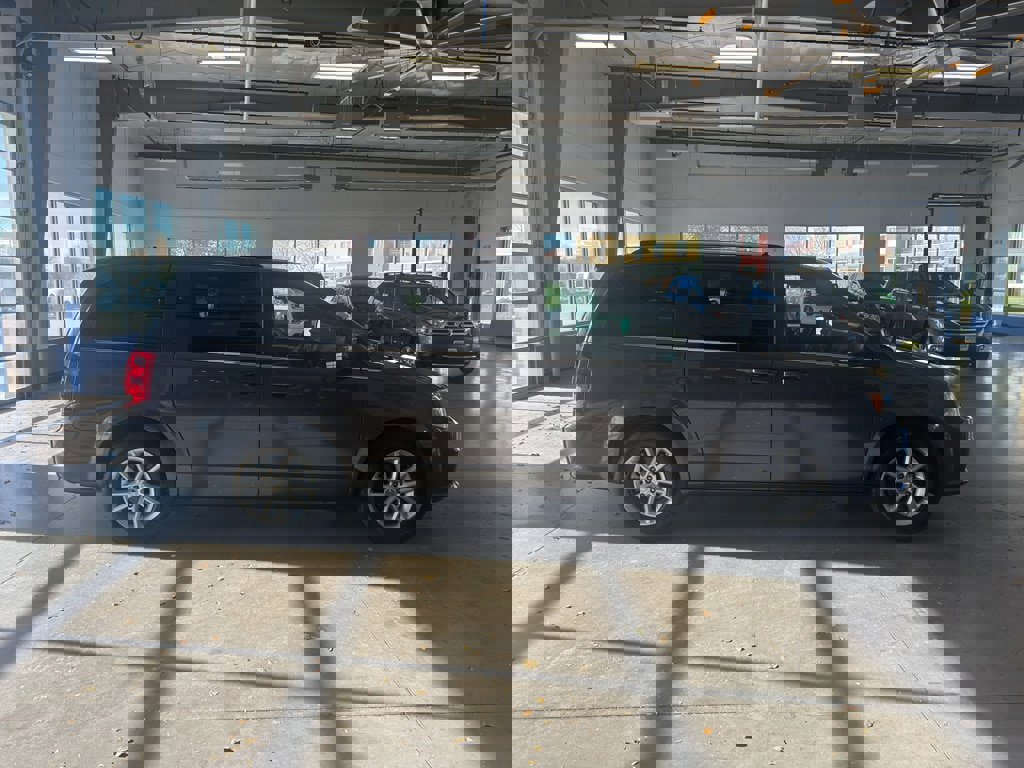 Used 2019 Dodge Grand Caravan SXT image 6