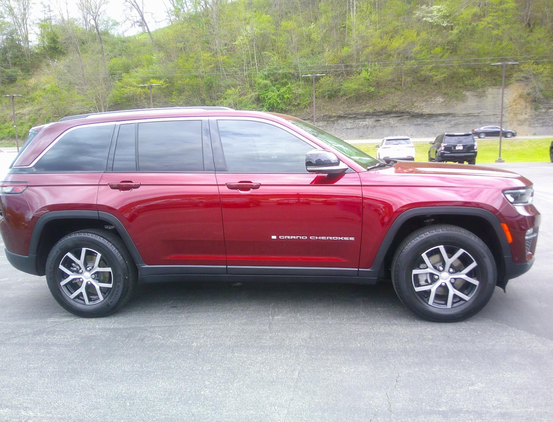 Used 2023 Jeep Grand Cherokee Limited w/ Luxury Tech Group II AWD/4WD image 5