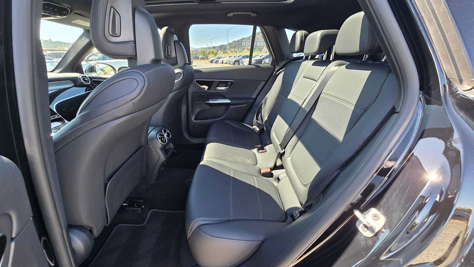 Used 2025 Mercedes-Benz GLC 300 4MATIC image 17