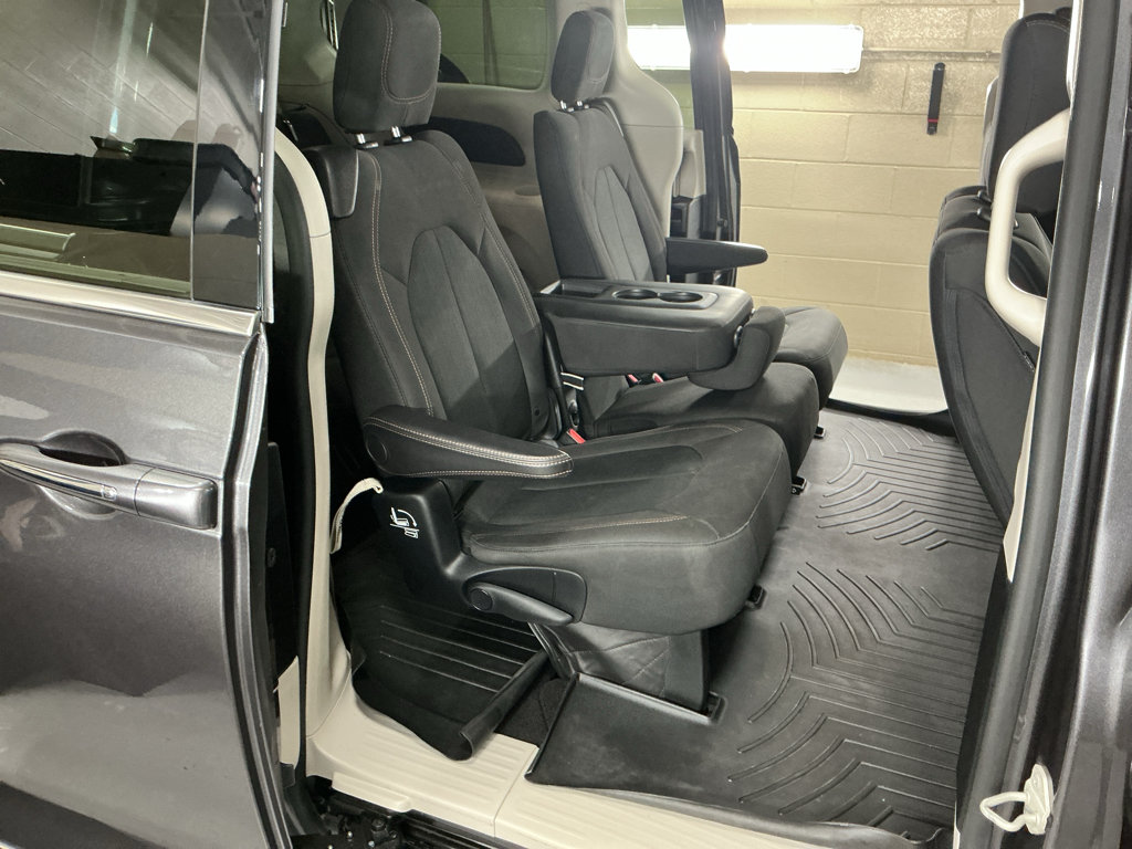 Used 2019 Chrysler Pacifica Touring Plus w/ Tire & Wheel Group FWD image 6