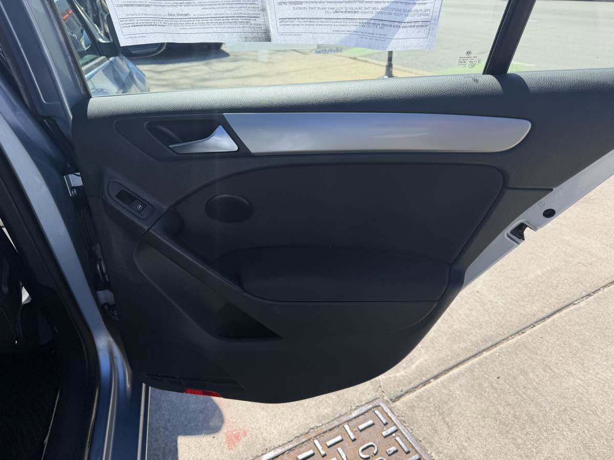 Used 2010 Volkswagen Golf 4-Door image 25