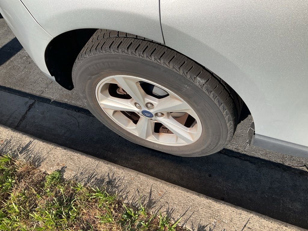 Used 2017 Ford Edge SE image 2