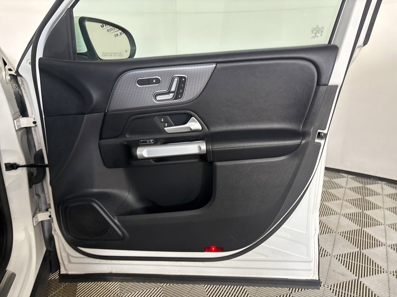 Used 2022 Mercedes-Benz GLB 250 4MATIC image 29