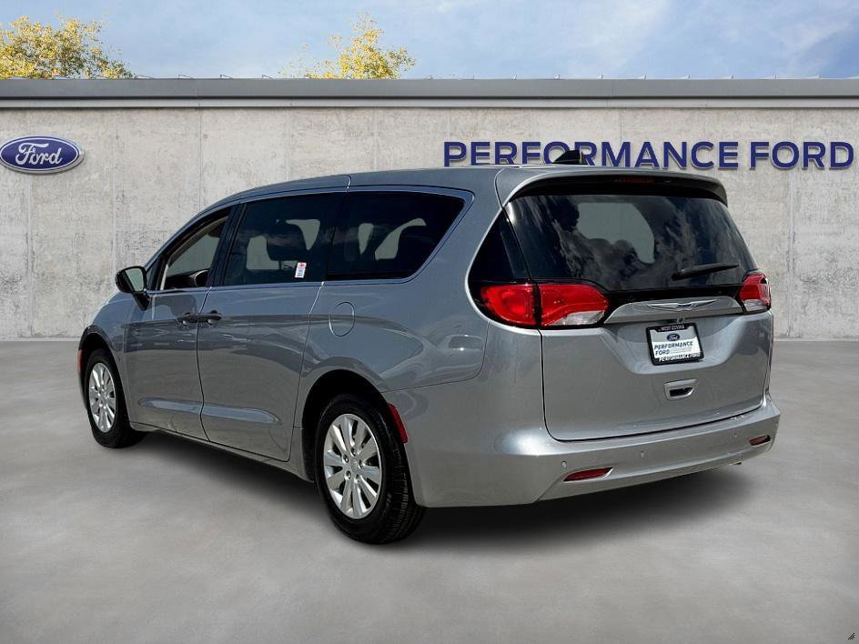 Used 2020 Chrysler Voyager L image 8