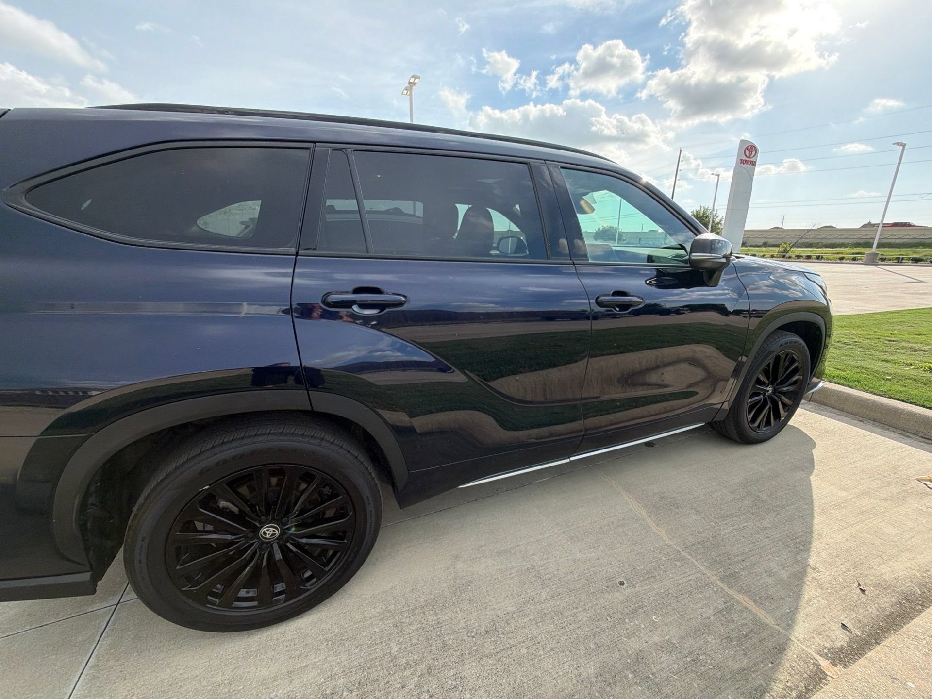 Used 2025 Toyota Highlander XSE AWD/4WD image 2