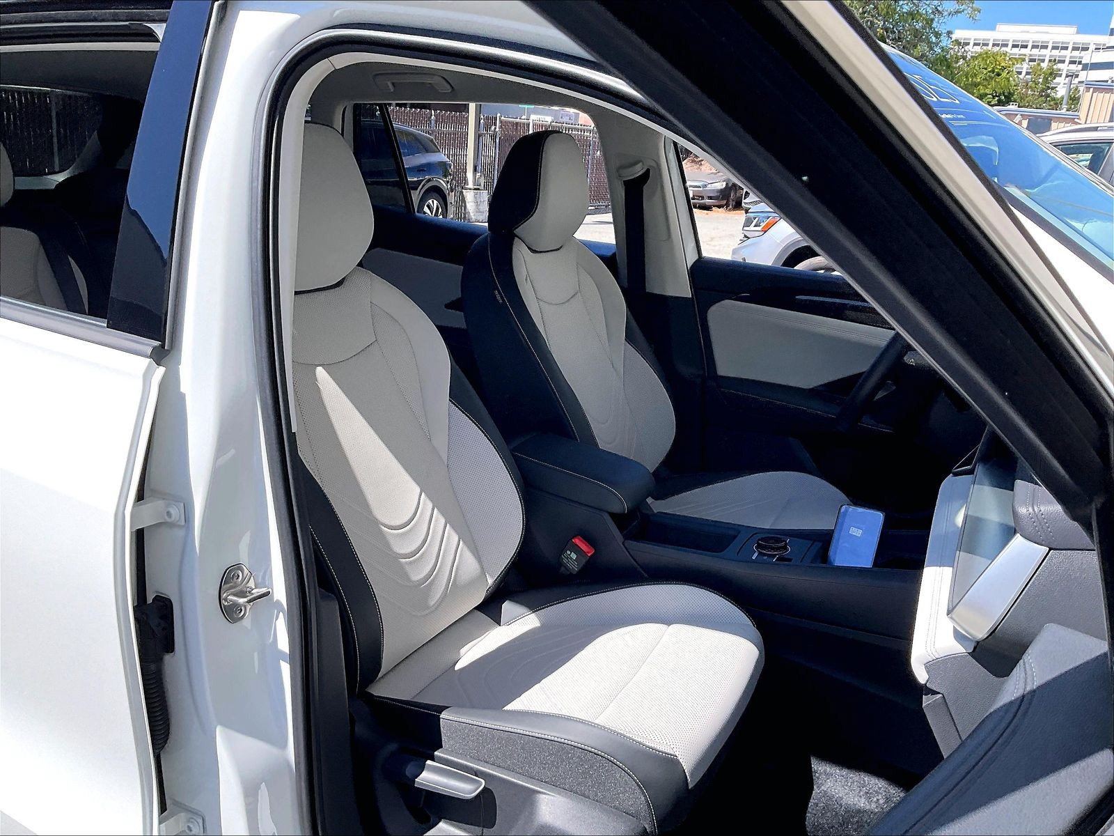 Certified 2025 Volkswagen Tiguan SE AWD/4WD image 6