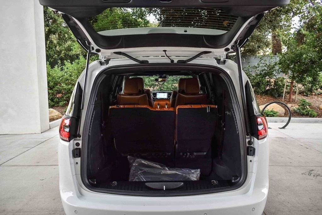 New 2026 Chrysler Pacifica Pinnacle w/ Trailer Tow Group image 25