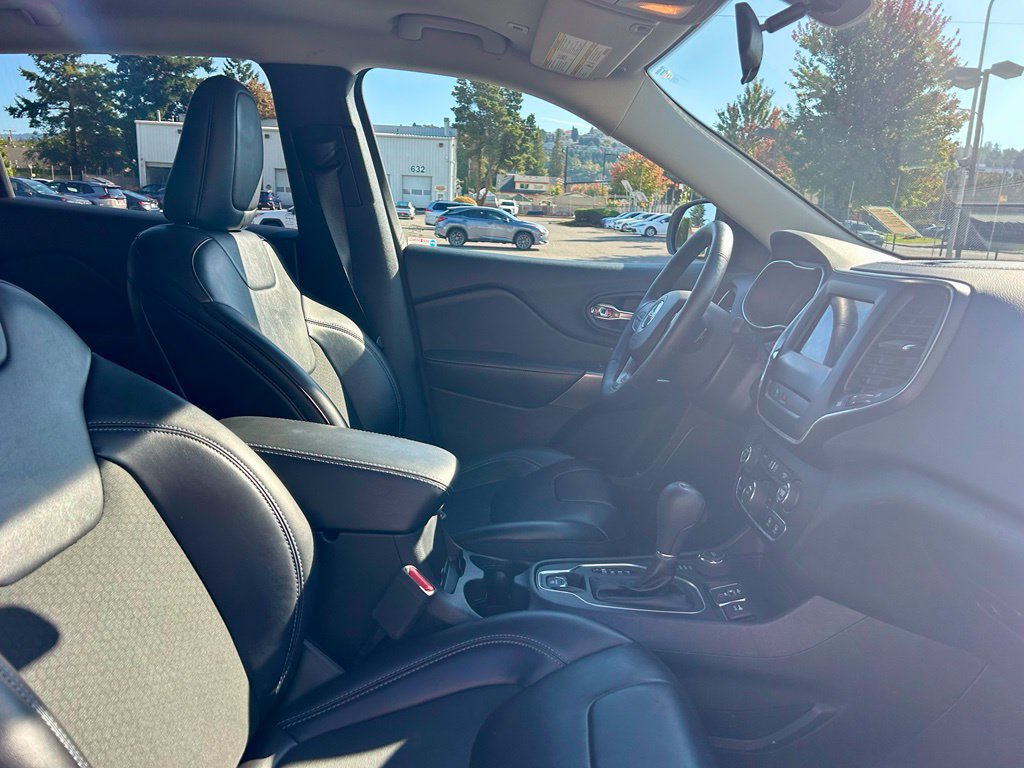 Used 2019 Jeep Cherokee Latitude Plus w/ Cold Weather Group AWD/4WD image 16