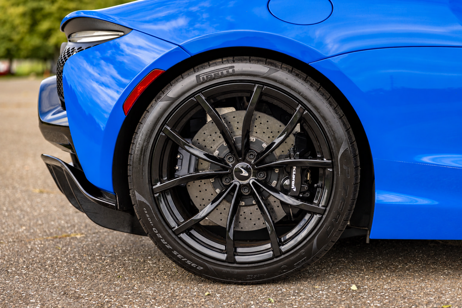 Used 2024 McLaren Artura RWD image 28
