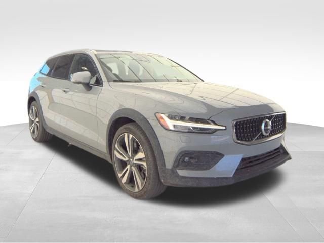 Used 2025 Volvo V60 B5 Cross Country Plus AWD/4WD image 2