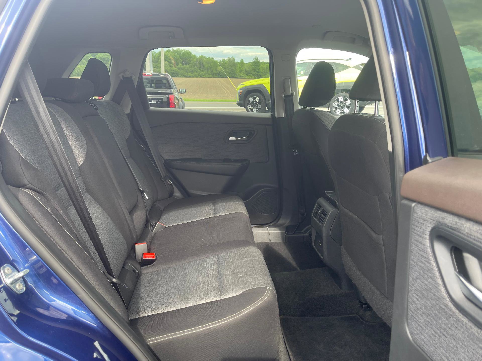 Used 2023 Nissan Rogue SV image 8