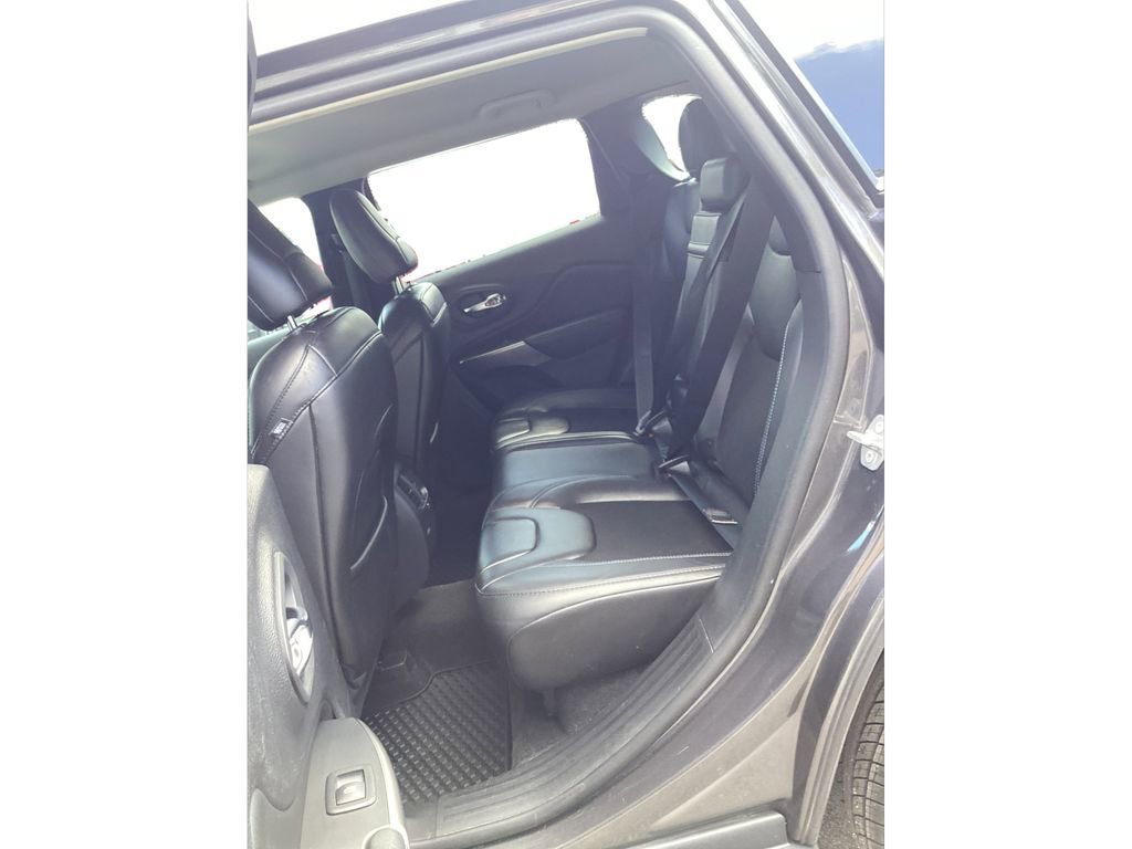 Used 2019 Jeep Cherokee Latitude Plus w/ Cold Weather Group AWD/4WD image 12
