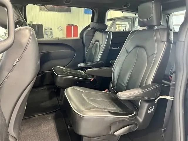 Used 2025 Chrysler Pacifica Limited FWD image 16