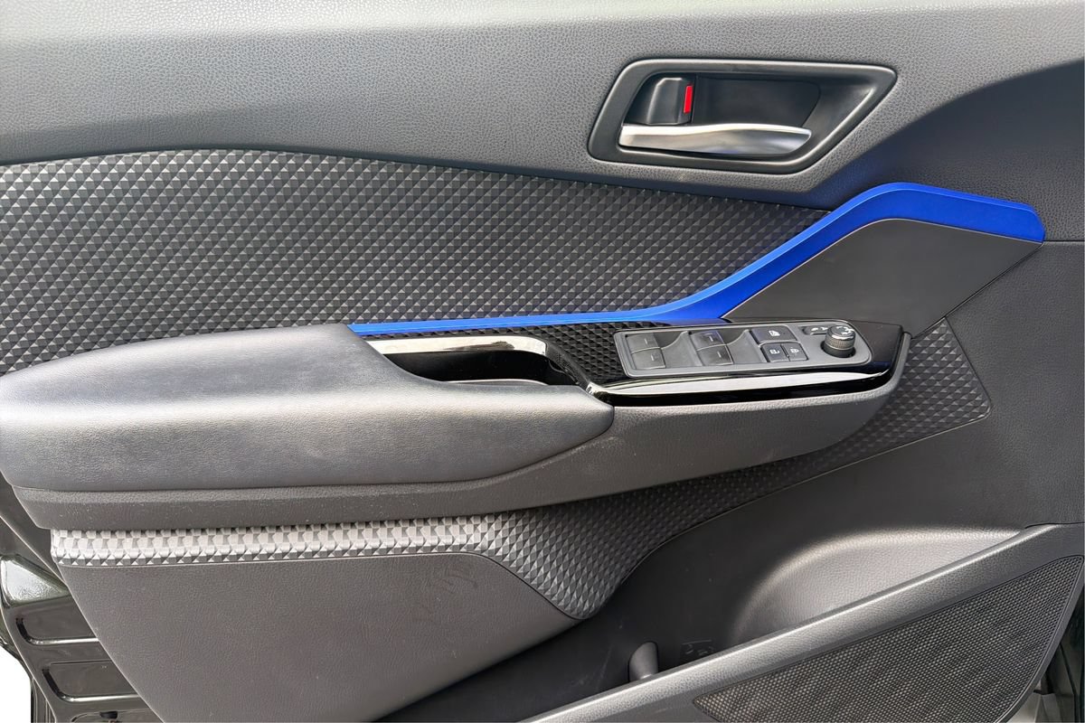 Used 2020 Toyota C-HR XLE FWD image 18