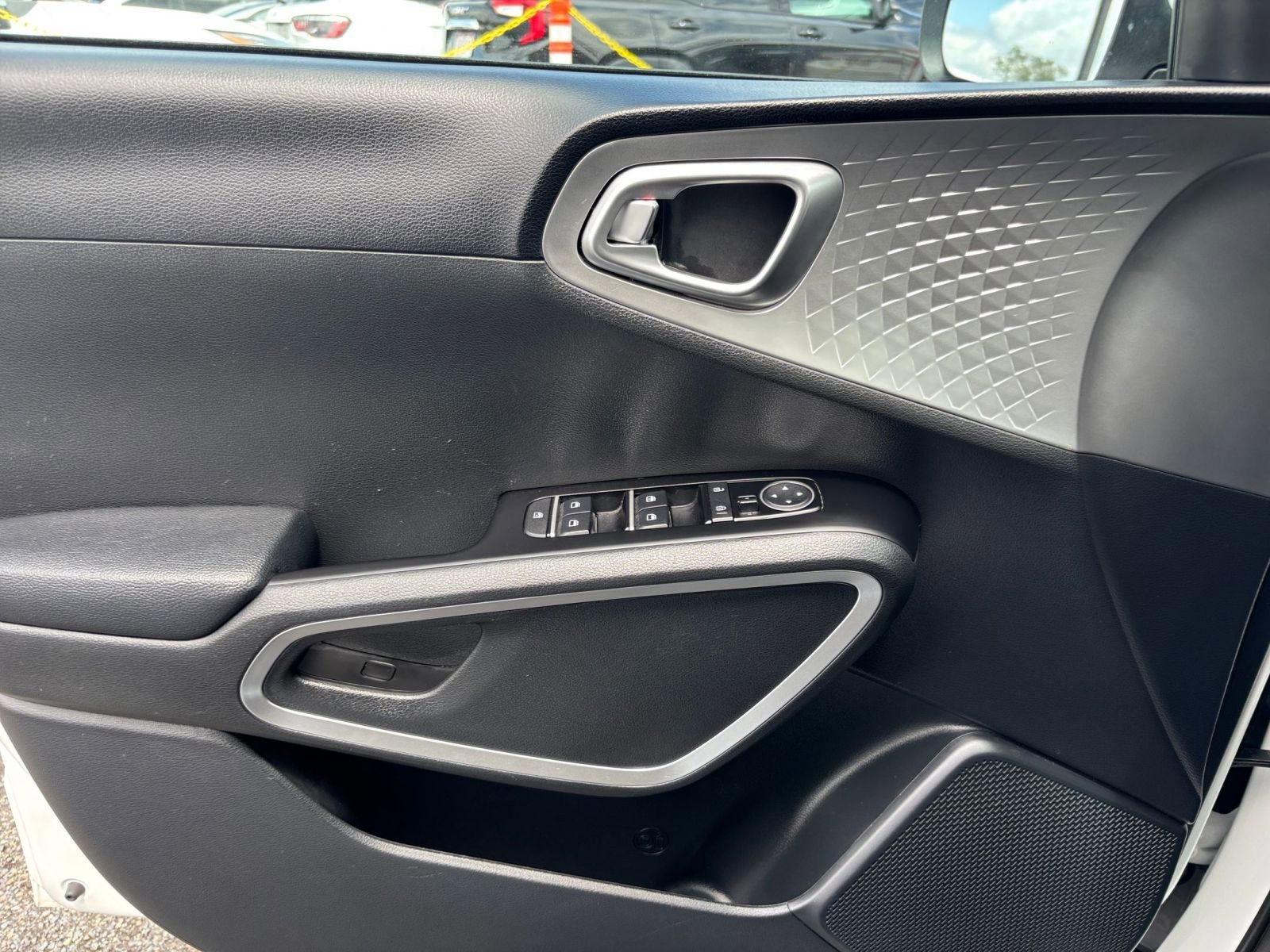 Used 2025 Kia Soul LX w/ LX Technology Package FWD image 18