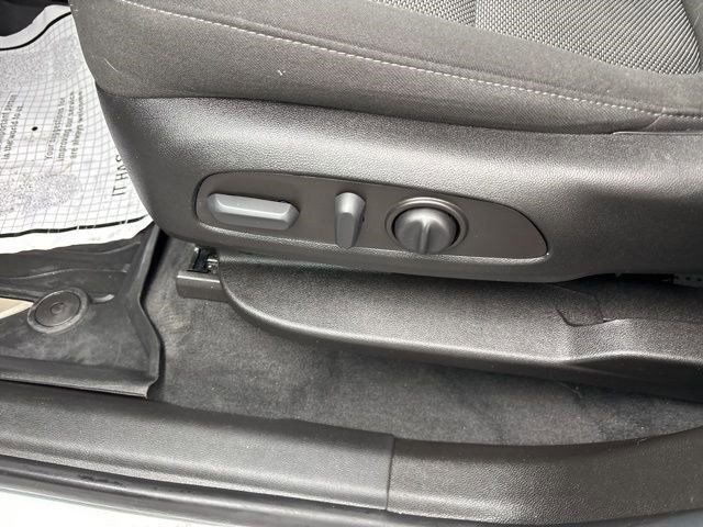 Used 2023 Chevrolet Traverse LT image 12