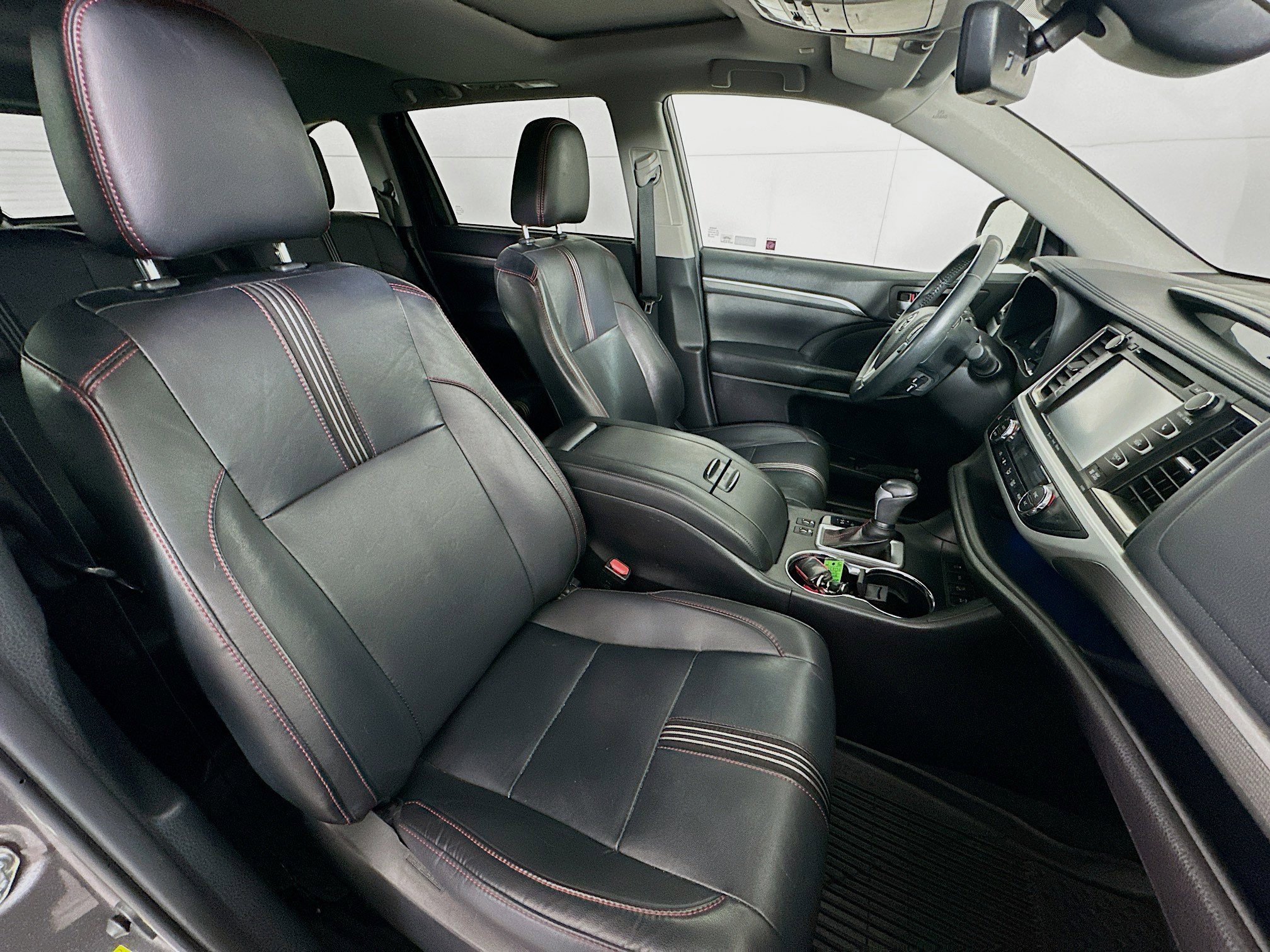 Used 2019 Toyota Highlander SE w/ Nightshade Edition AWD/4WD image 32