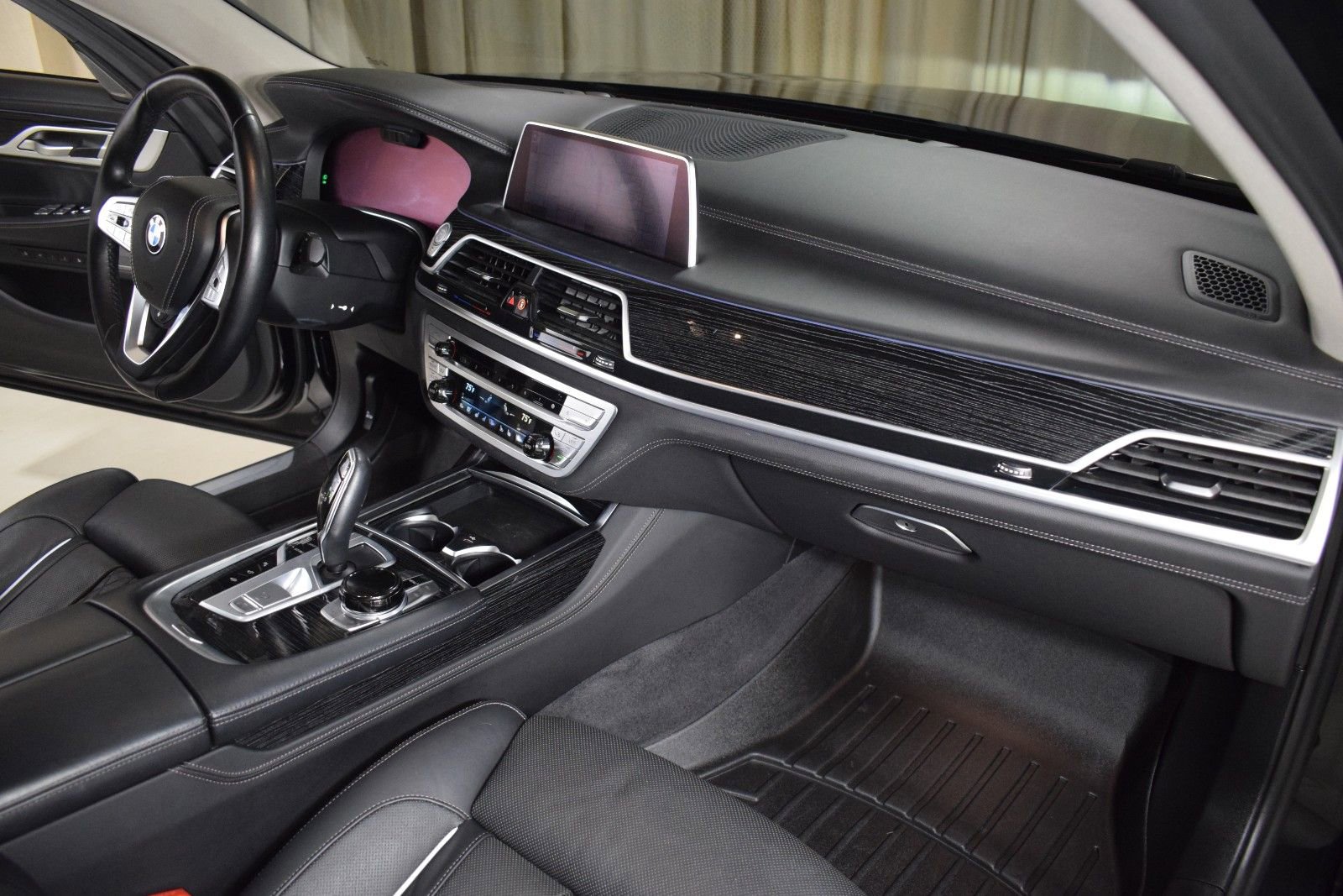 Used 2022 BMW 750i xDrive w/ Executive Package image 23