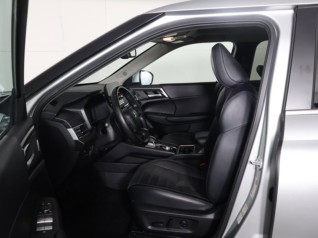 Used 2024 Mitsubishi Outlander SE image 32