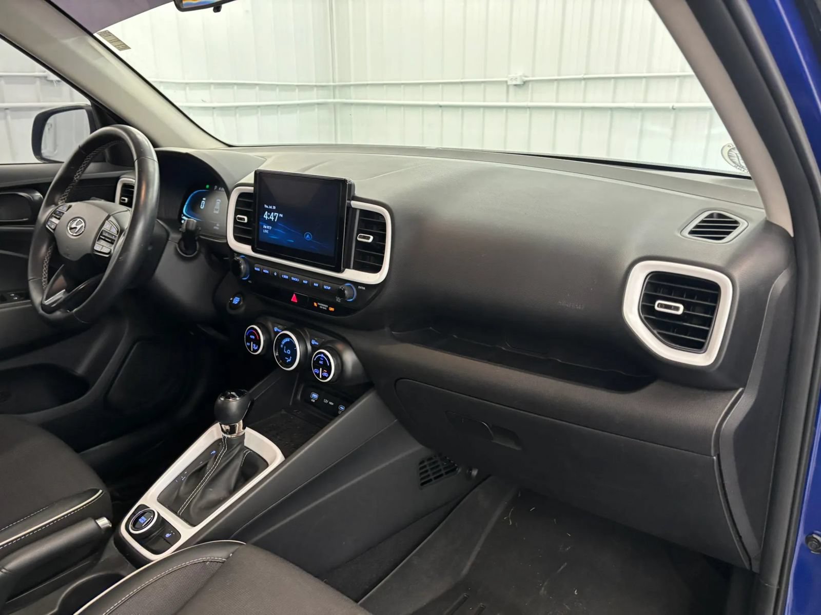 Used 2023 Hyundai Venue Limited FWD image 18