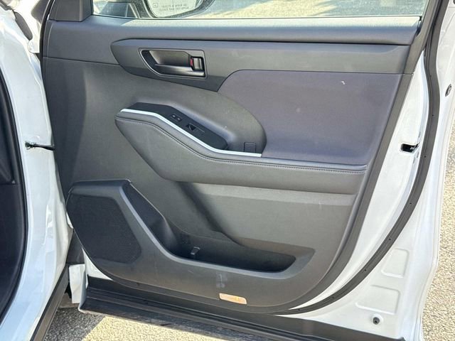 Used 2024 Toyota Highlander LE image 8