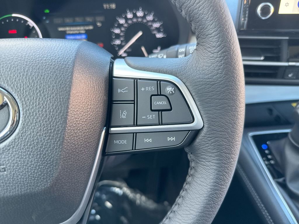 Used 2025 Toyota Sienna XLE FWD image 18