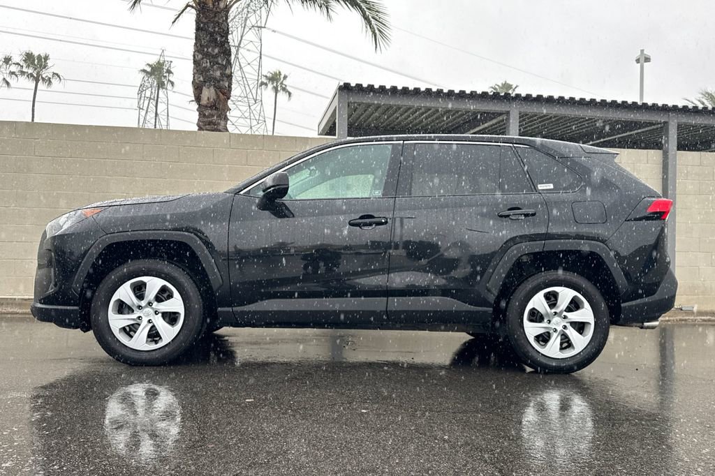 Used 2022 Toyota RAV4 LE image 9