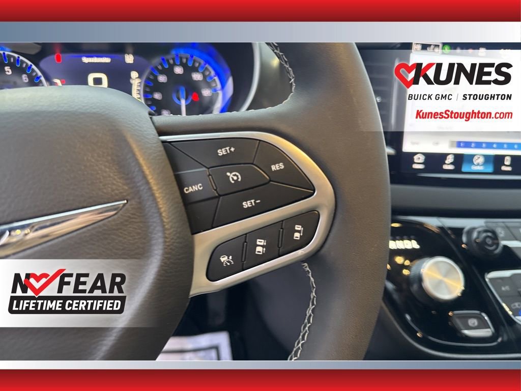 Used 2025 Chrysler Pacifica Select image 27