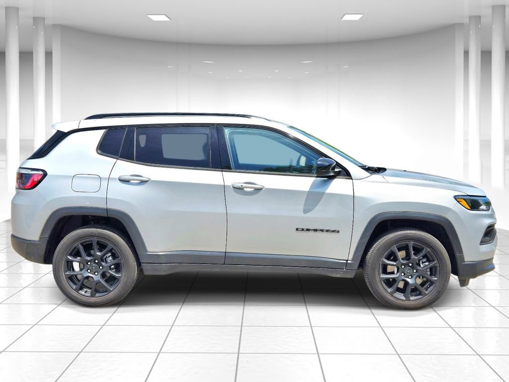 Certified 2025 Jeep Compass Latitude w/ Convenience Group AWD/4WD image 2