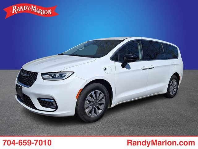 Used 2024 Chrysler Pacifica Limited image 1