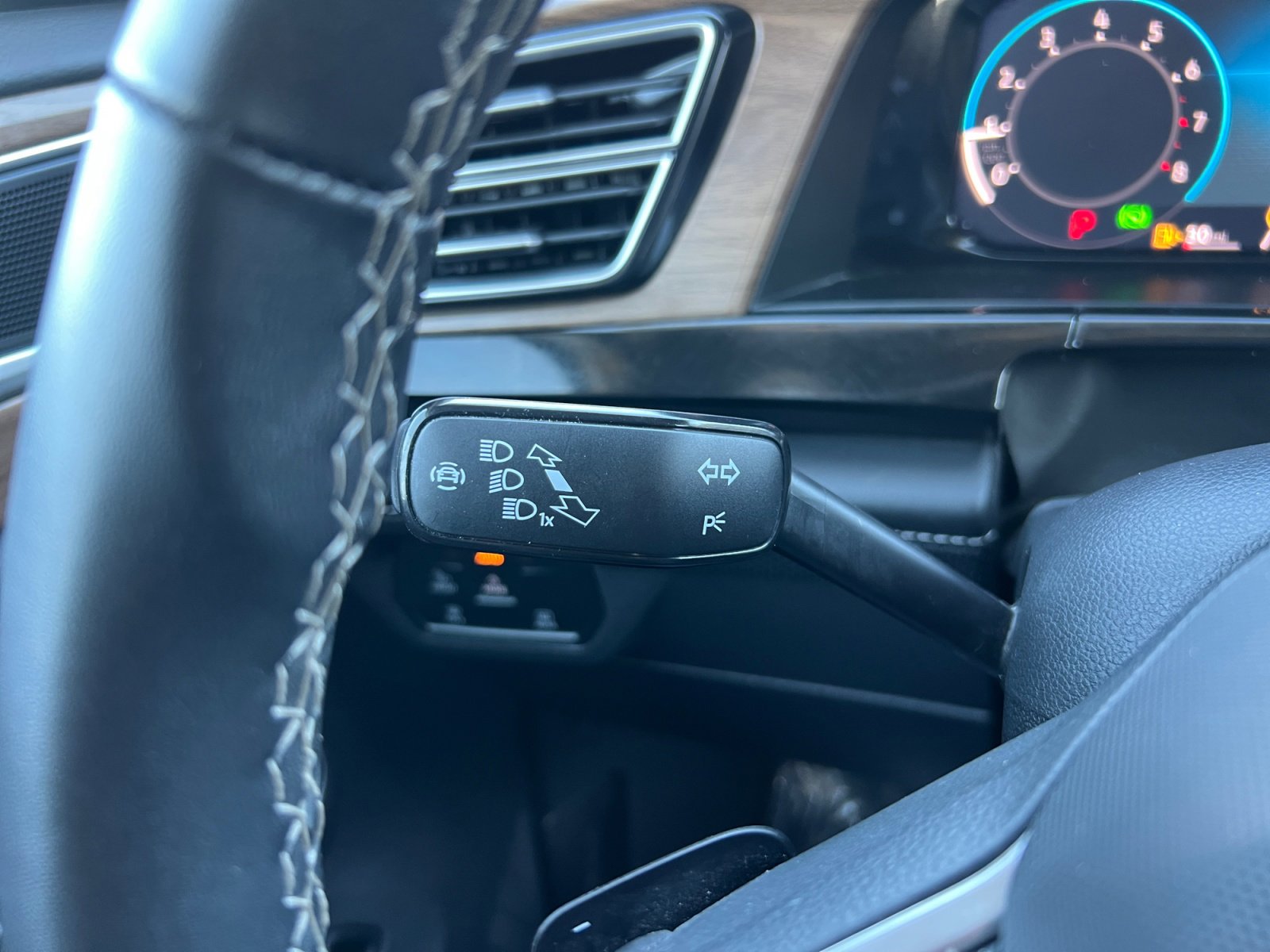 Used 2025 Volkswagen Atlas SE image 19