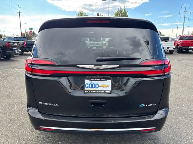 Used 2023 Chrysler Pacifica Limited w/ Uconnect Theater Family Group FWD image 4