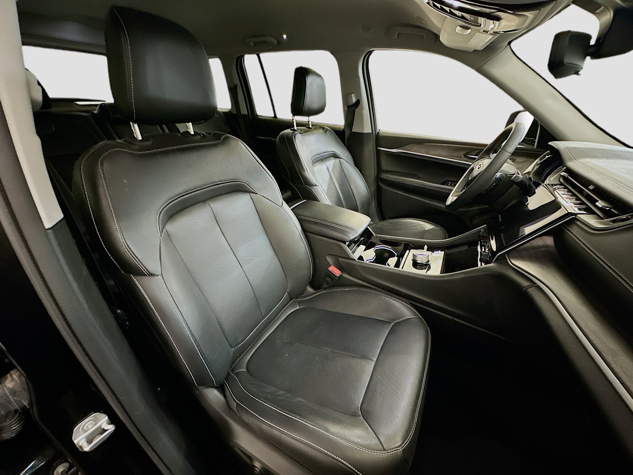 Used 2023 Jeep Grand Cherokee Limited w/ Black Appearance Package image 33