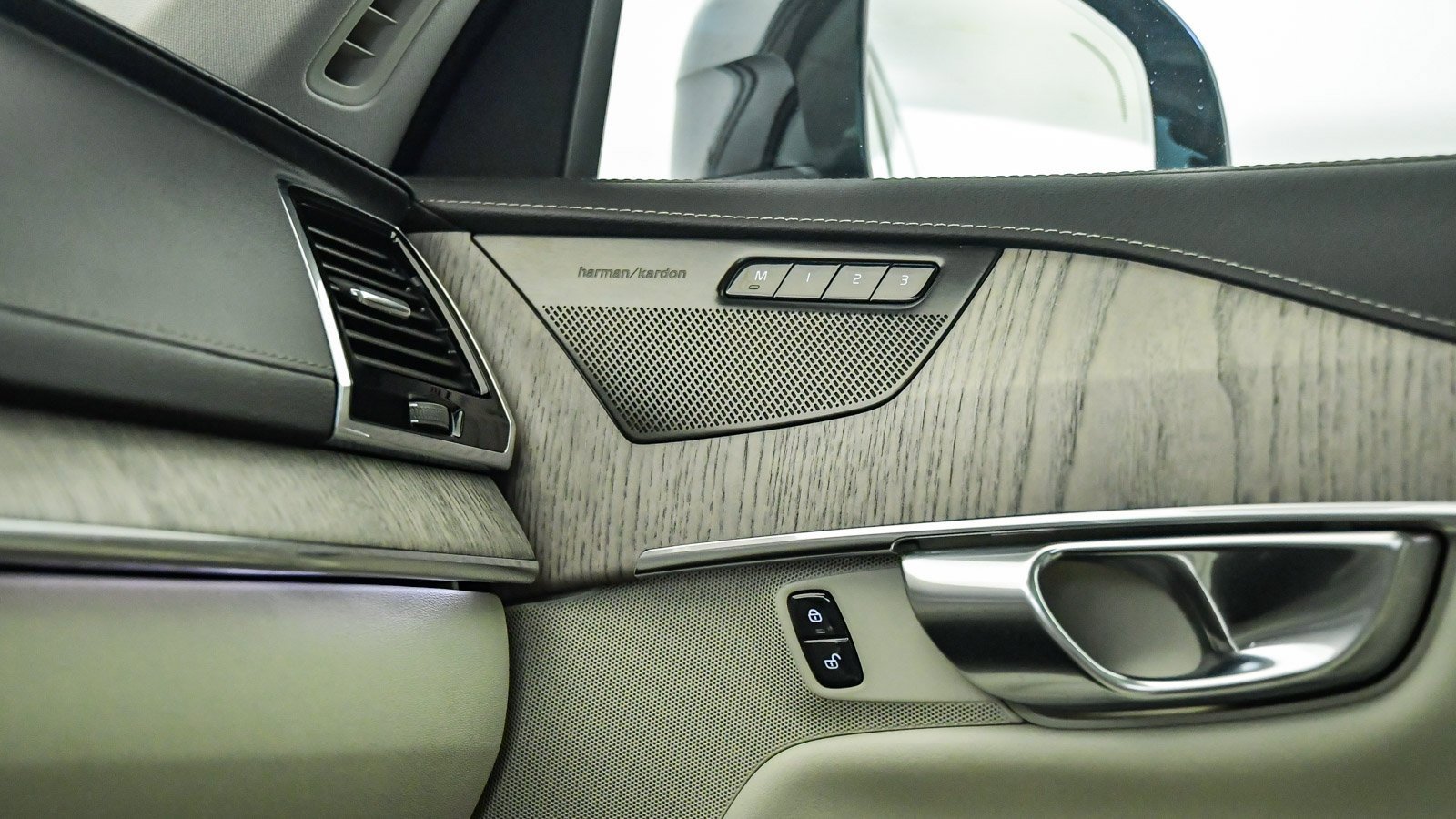 Certified 2023 Volvo XC90 T8 Ultimate image 29